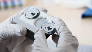 【増える偽造スニーカーに対抗】スニーカーにつけた3Dプリンター製のスマートタグで本物を証明