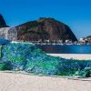 リオデジャネイロのビーチ巨大なプラスチックマドンナが出現。3Dプリンター製の像も公開